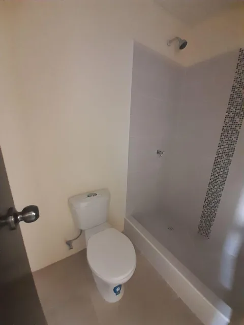 Casa de Estreno en Venta | Urbanización La Gran Vittoria | Vía Salitre | 2 Dorm. | Patio (Wy), Guayas — imagen 2