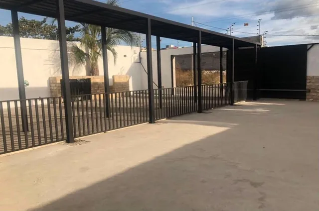 Casa de Renta Moderna Cerca Coral de Carapungo 4 Habitaciones Mas Estudio Piscina — imagen 2