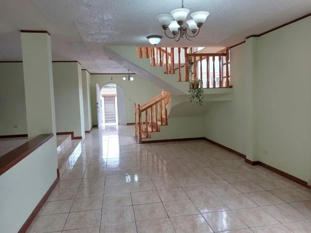 Vendo Casa de Madera con Terreno con Arboles Frutales en La Urb. Oasis, Cerca del Kartódromo. Provincia de Pichincha — imagen 5