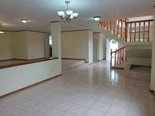 Vendo Casa de Madera con Terreno con Arboles Frutales en La Urb. Oasis, Cerca del Kartódromo. Provincia de Pichincha — imagen 2