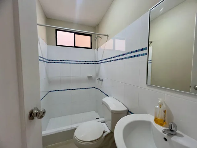 Vendo Casa de Dos Plantas de 3 Dorm. en Urbanización Volare. Av León Febres Cordero, Guayas — imagen 5