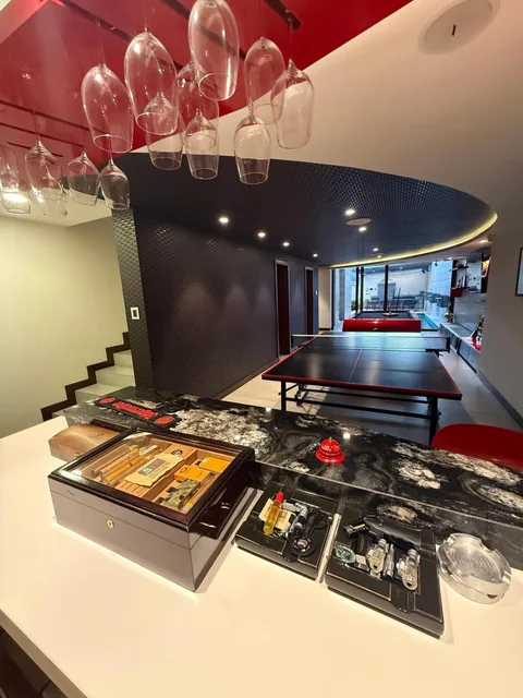 Casa de Lujo, Cuatro Niveles, Piscina, Sale de Juegos, Totalmente Domotizada, con Vista a La Ciudad — imagen 2