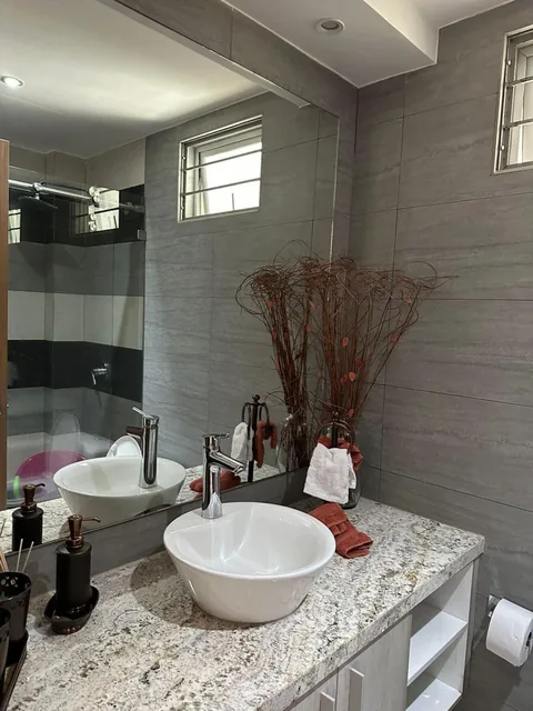 Moderno Departamento Céntrico con Terrazas - Cumbaya — imagen 4