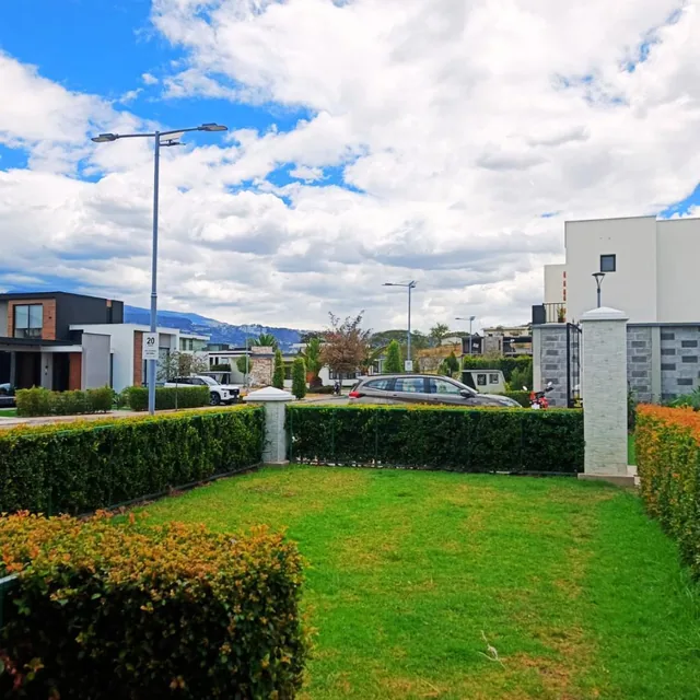 Casa en Venta 220 m², Cuatro Parqueaderos en Venta en Tumbaco — imagen 2