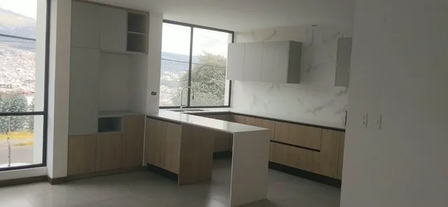 Santa Lucía, Norte de Quito, Vendo Casa Estrenar 153 m², Jardín20 m², 2 Garajes, Bodega, 3 Dormitorio — imagen 2