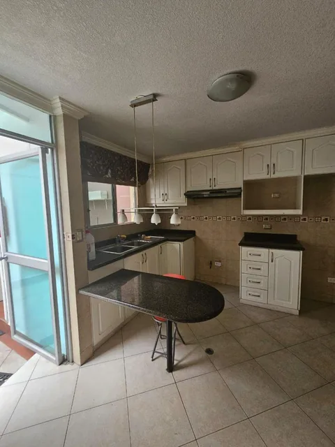 Venta Casa Norte de Quito Tres Dorm. y Estudio Dos Parqueaderos 200 m Terraza Pergola — imagen 3