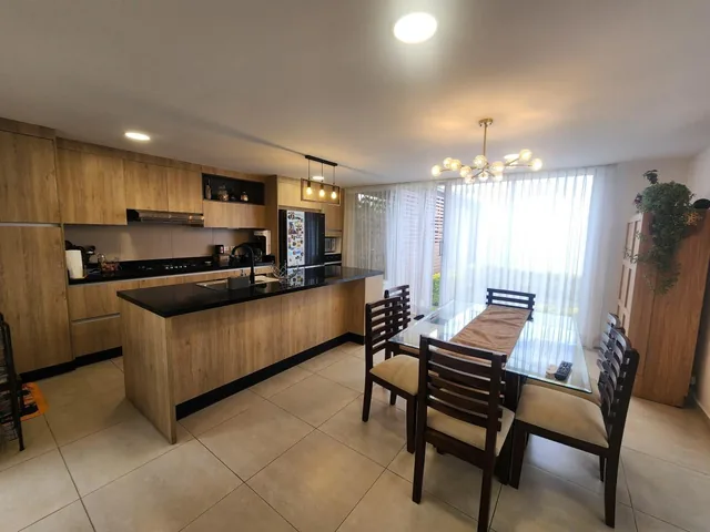 Venta Casa Tumbaco 3 Dormitorio Sala Tv. Jardines Pergola 2 Parqueaderos — imagen 4