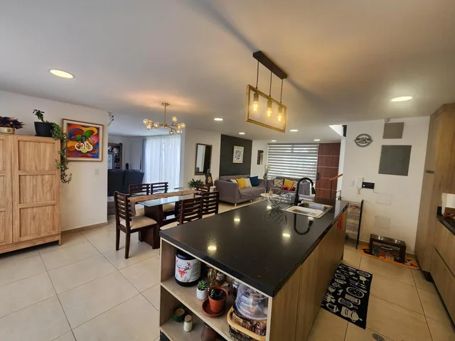 Venta Casa Tumbaco 3 Dormitorio Sala Tv. Jardines Pergola 2 Parqueaderos — imagen 3