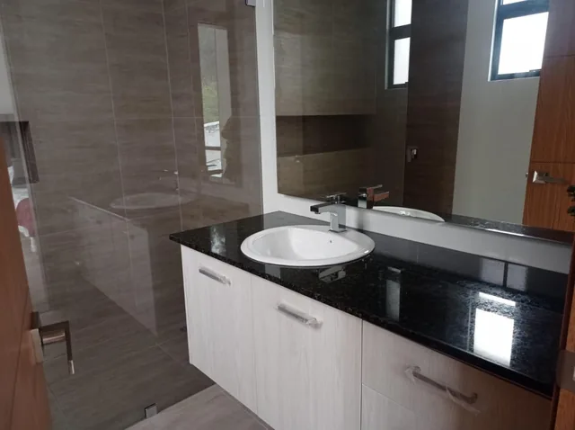 Casa 3 Niveles: 3 Hab + Cocina Americana + Jardín Privado — imagen 2