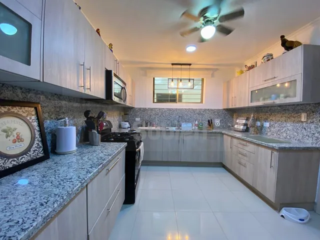 Vendo Departamento Remodelado Olivos 2 Primer Piso 3 Dorm. 218 m² Área Social 2 Parqueos Balcon, Guayas — imagen 2