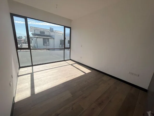 Casa de 250 m² con 3 Dorm. en Venta en Cumbayá — imagen 2