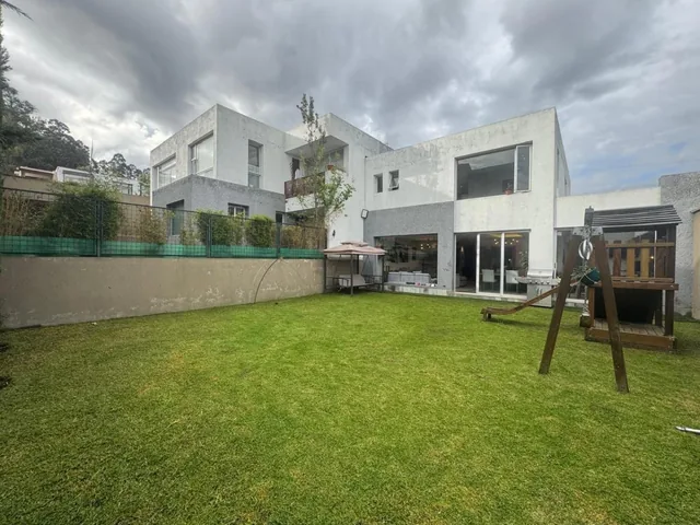 Casa Independiente en San Juan de Cumbaya de 220 m² con 3 Habitaciones y 100 m² de Jardin — imagen 4