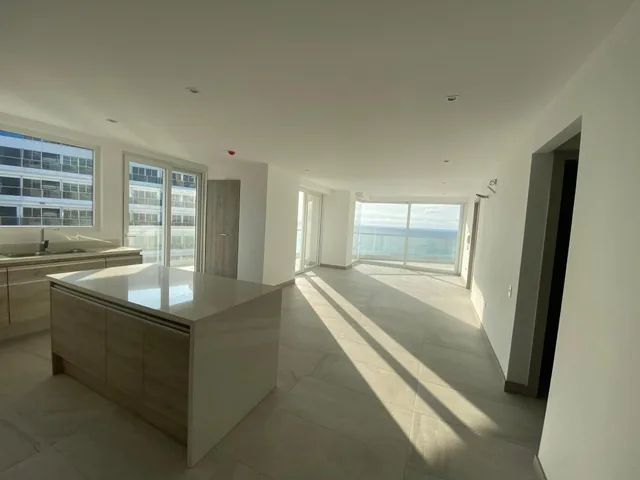 Departamento de Lujo! Primera Línea de Mar! Manta, Manabí — imagen 4