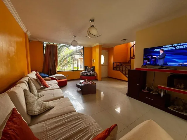 Casa No Adosada en Venta en Conjunto Sector Mirasierra, Valle de Los Chillos, Pichincha / Ecuador — imagen 4