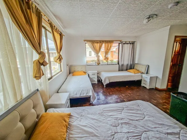 Casa de Venta en Cuenca, Sector Av Loja, con Amplia Área Verde, Azuay — imagen 5