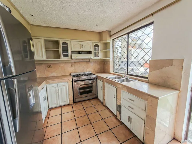 Casa de Venta en Cuenca, Sector Av Loja, con Amplia Área Verde, Azuay — imagen 3