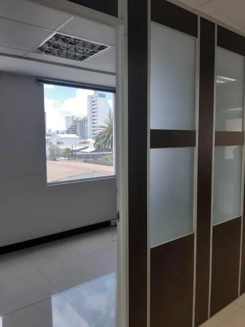 Vendo Amplia Oficina con 4 Parqueos Sector La Pradera — imagen 5