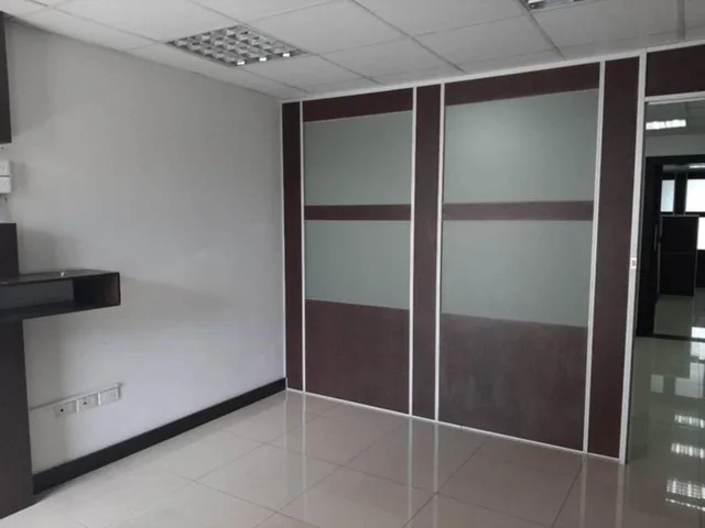 Vendo Amplia Oficina con 4 Parqueos Sector La Pradera — imagen 2
