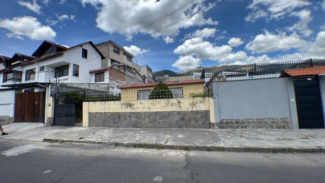 Casa de Una Planta en Venta, Cuenta con 335 m². Jorge Piedra y Guaranda, Norte de Quito — imagen 2