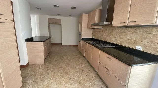 Vendo Departamento Amplio Terraza Balcón Urbanización Miravalle — imagen 2