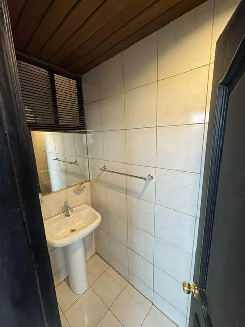 Oficina con Parqueo en Condominio Privado - Urdesa Central, Guayas — imagen 3