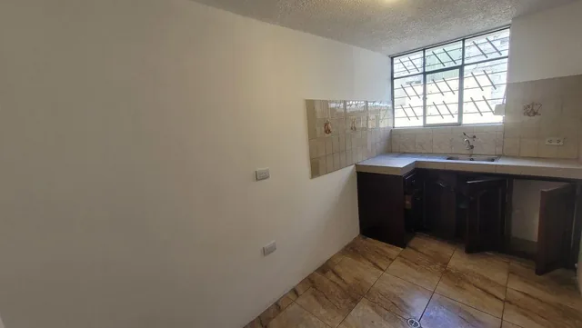 Casa Rentera de Venta, Quito Sur, 3 Departamentos — imagen 2