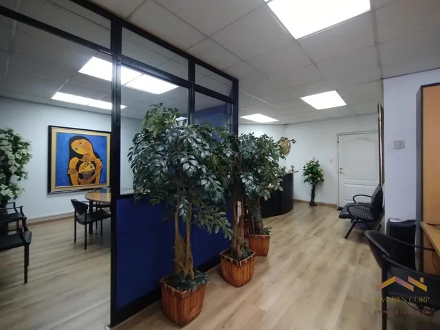 Venta Oficina Remodelada con 2 Parqueaderos - Av Colón y Av Amazonas — imagen 5