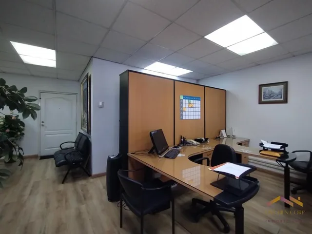 Venta Oficina Remodelada con 2 Parqueaderos - Av Colón y Av Amazonas — imagen 4