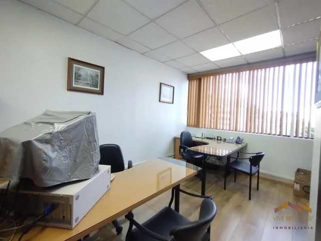 Venta Oficina Remodelada con 2 Parqueaderos - Av Colón y Av Amazonas — imagen 3