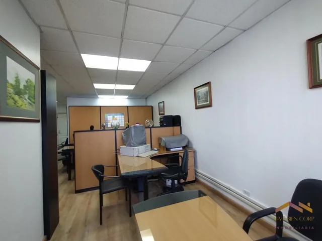 Venta Oficina Remodelada con 2 Parqueaderos - Av Colón y Av Amazonas — imagen 2