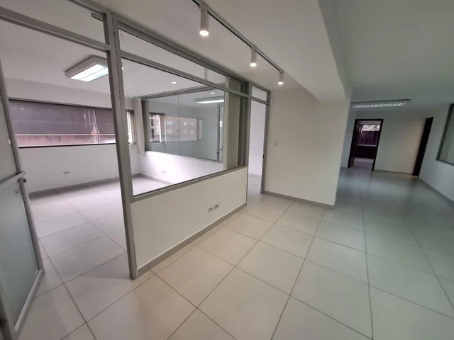 Vendo Amplia Oficina Frente a Swisshotel Totalmente Remodelada! — imagen 3