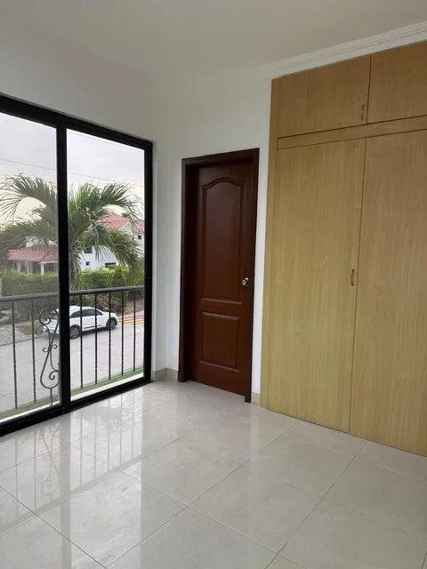 Casa en Venta, Estancias del Rio con 440 m² de Terreno y 3 Habitaciones, Km 10 de La Via Samborondon, Guayas — imagen 2