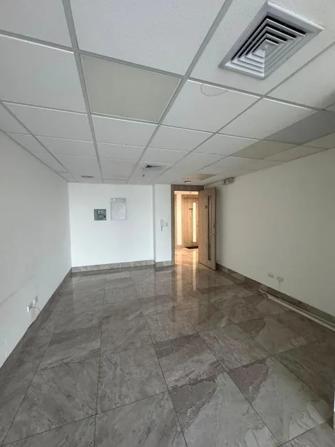 Oficina con Parqueo y Seguridad 24/7 - Edificio Platinum, Guayas — imagen 4