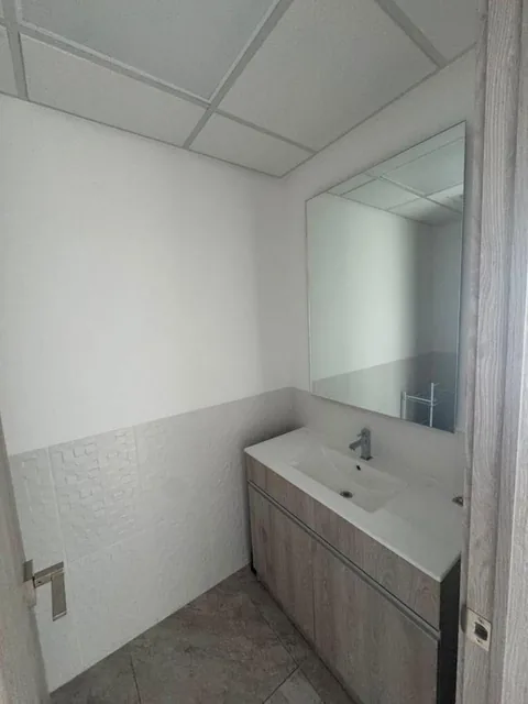 Oficina con Parqueo y Seguridad 24/7 - Edificio Platinum, Guayas — imagen 3