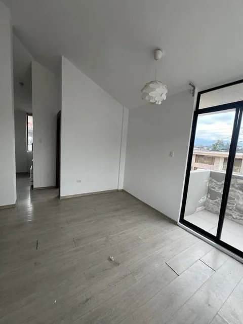 Casa de 4 Dorm. con Baño Privado y Amplio Terreno en Coopedac – Sangolquí — imagen 4