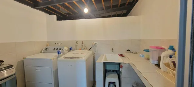 Casa Esquinera en Venta en Mirasierra Valle de Los Chillos 3 Dorm., Amplio Patio 2 Parqueadero — imagen 2