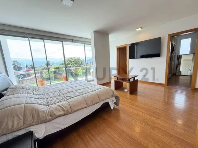 Se Vende Casa de Lujo con Piscina, Jardín y Espectacular Vista, en Cumbayá — imagen 2