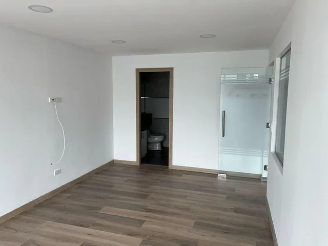Oficina de Venta con Divisiones 174 Mtrs y 5 Parqueaderos, Sector Coruña — imagen 3