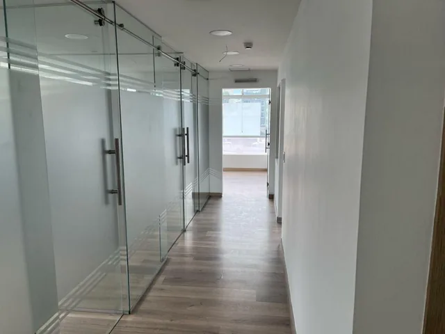 Oficina de Venta con Divisiones 174 Mtrs y 5 Parqueaderos, Sector Coruña — imagen 2