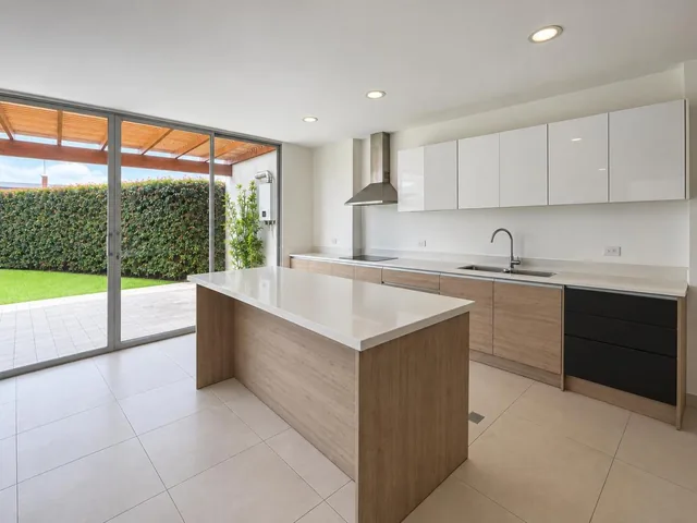 Casa Moderna con Jardín y Suite Independiente - Puembo — imagen 5