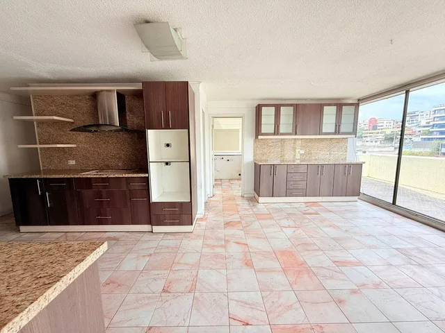 Ponceano - Penthouse Para Flipping Inmobiliario. Remodelar y Revaloriza. Más de 740 m² Total. Provincia de Pichincha — imagen 2