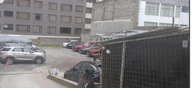 Vendo Excelente Propiedad (Terreno) en La Av 10 de Agosto y Mariana de Jesús — imagen 2