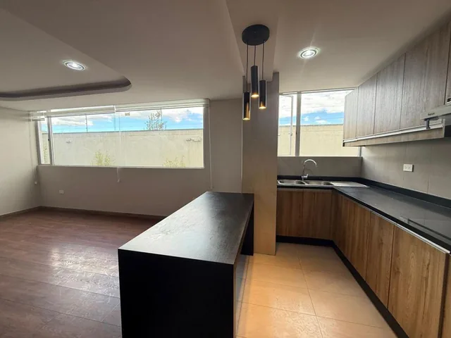Departamento en Venta con 3 Dorm. en El Sector El Inca Quito Ecuador — imagen 5