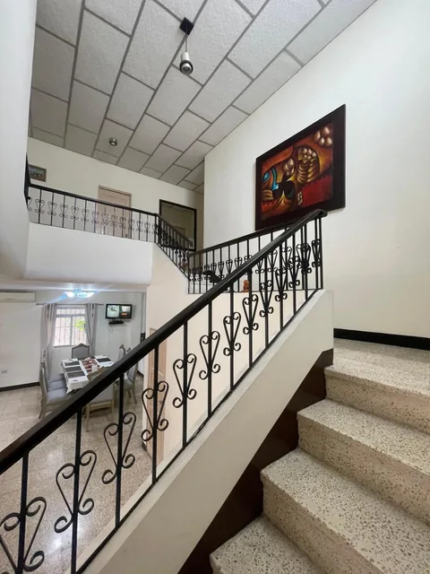 Vendo Amplia Casa de 2 Plantas. 5 Dorm. Alborada 6ta. Etapa. en 2 Solares, Junto a un Parque, Guayas — imagen 2