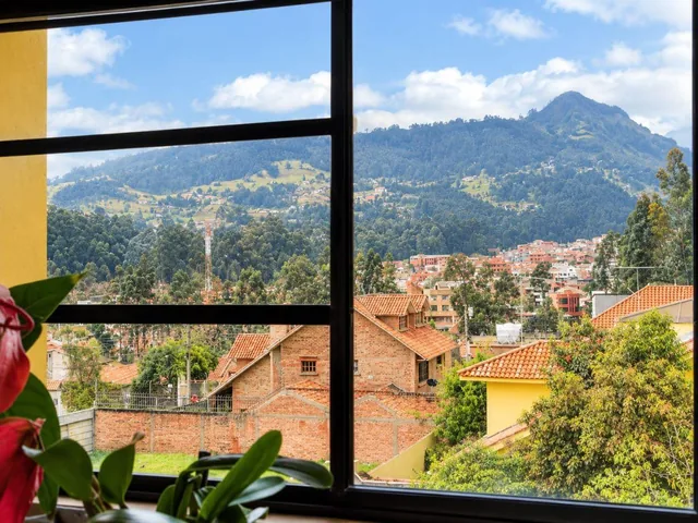 Vendo Casa Rentera de 3 Plantas con 2 Departamentos en San Sebastian, Azuay — imagen 5