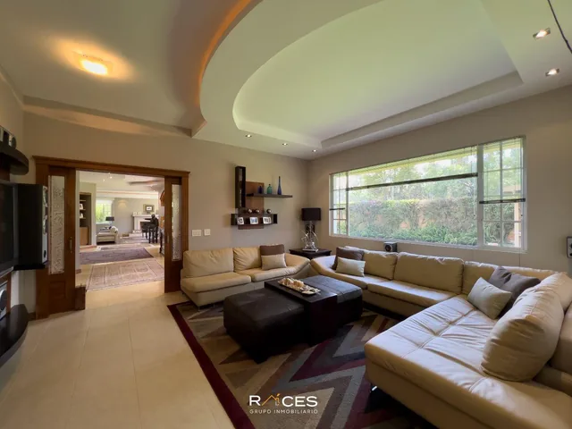 Casa de Lujo con 4 Dorm. en Venta en Cumbayá 1375 m² de Terreno — imagen 5