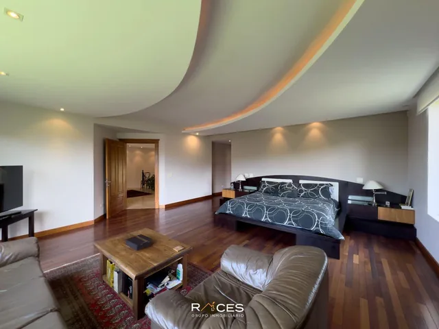 Casa de Lujo con 4 Dorm. en Venta en Cumbayá 1375 m² de Terreno — imagen 4