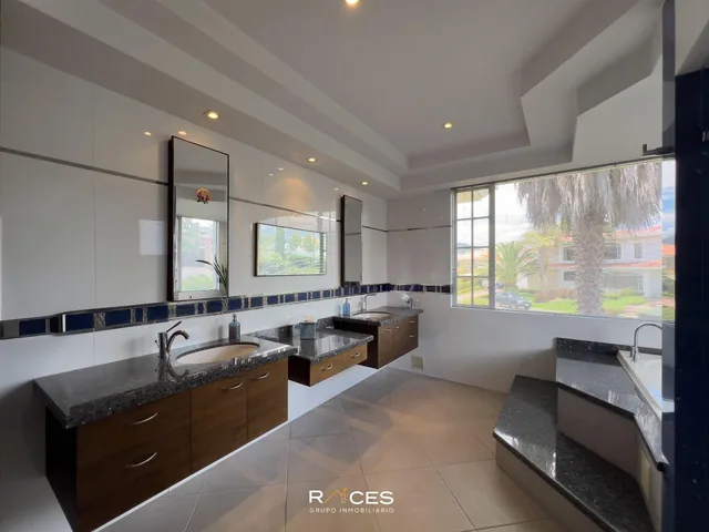 Casa de Lujo con 4 Dorm. en Venta en Cumbayá 1375 m² de Terreno — imagen 3