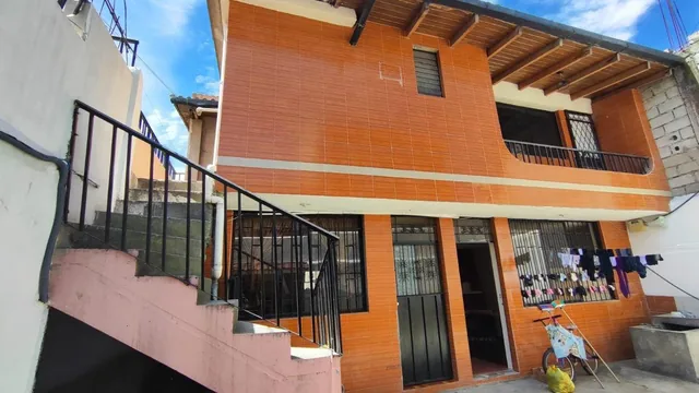 En Venta Casa Rentera Sector Martha Bucaram de Roldos 3 Departamentos — imagen 5