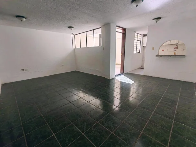 En Venta Casa de 3 Pisos con Local Comercial en Carapungo — imagen 5